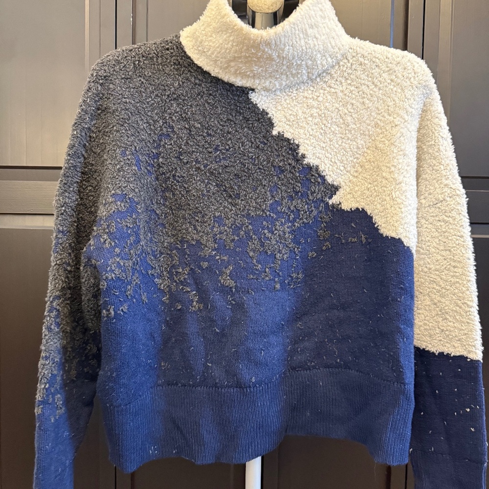 Lululemon Cream and Navy Mock Neck Sweater Size 8